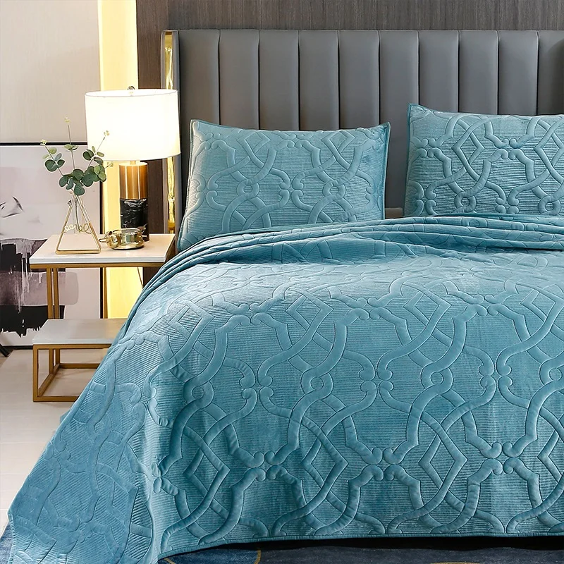 

Velvet Bedspreads Quilt Set 3PCS Winter Plush Embroidered Bed Cover Pillowcase King Queen Size Coverlets Double Blanket on Bed