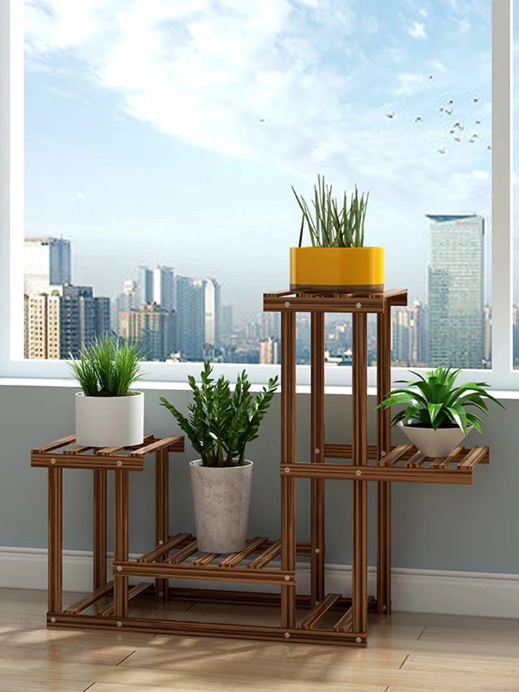 Tanaman Kayu Pinus Berdiri Dalam Ruangan Luar Beberapa Pot Bunga Pemegang Rak Rak Unit Rak Tampilan Yang Lebih Tinggi dan Lebih Rendah Di Taman