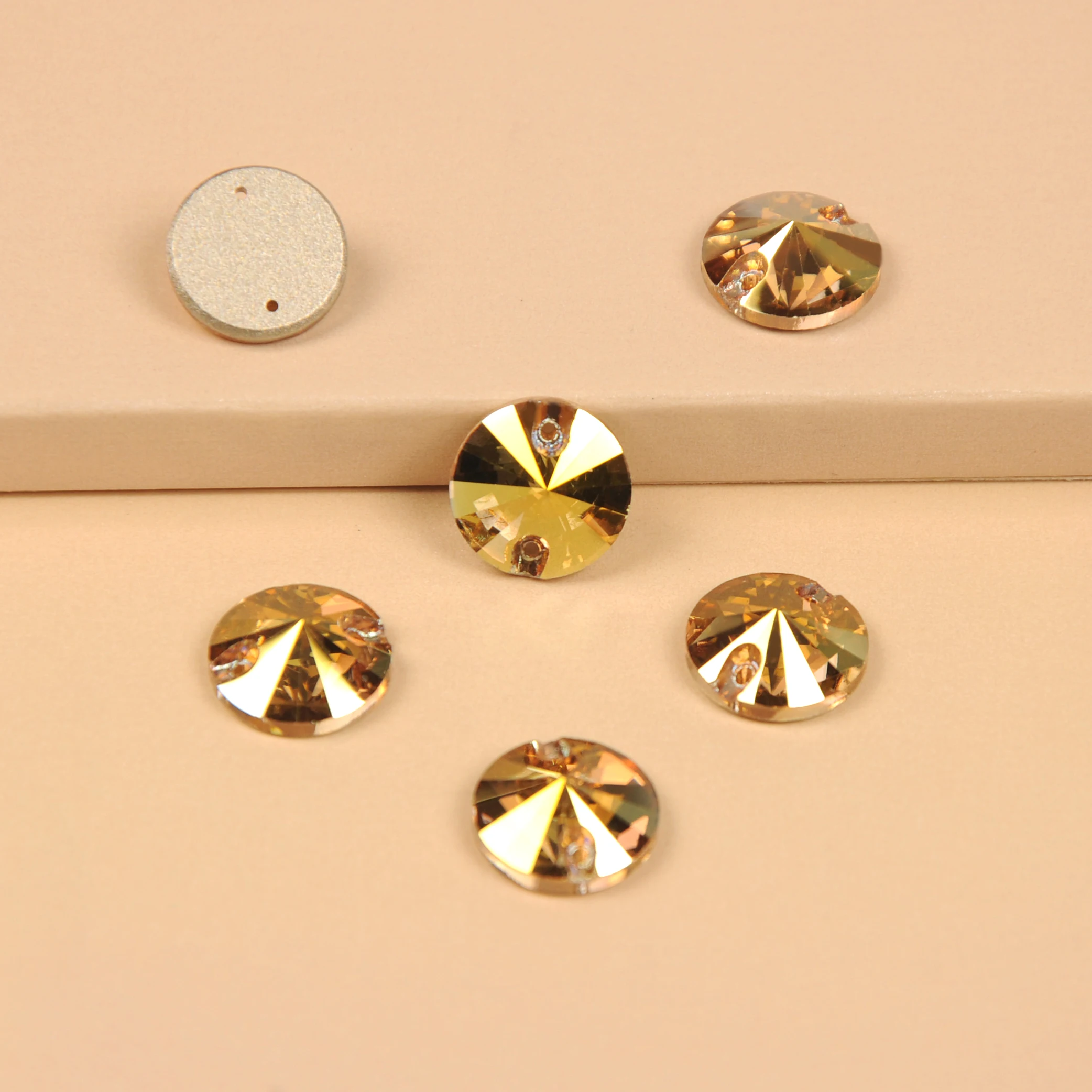 Glitzernde Kristallglas-Strasssteine in Sonnengold zum Aufnähen, Abstandssteine, Knöpfe für DIY-Kleidung und Schmuck – Detail 1