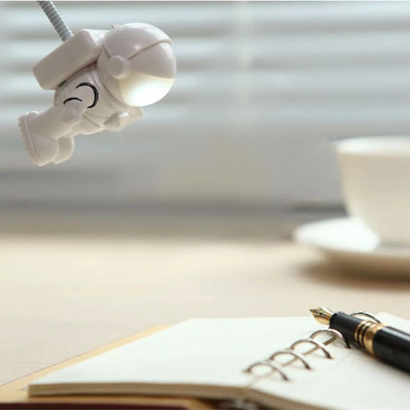 USB LED Della Luce del Libro Mini Astronauta Astronauta Forma Luci notturne tubo Flessibile Comodini Lampada Di lettura Per Il Computer Computer Portatile Accumulatori e caricabatterie di riserva