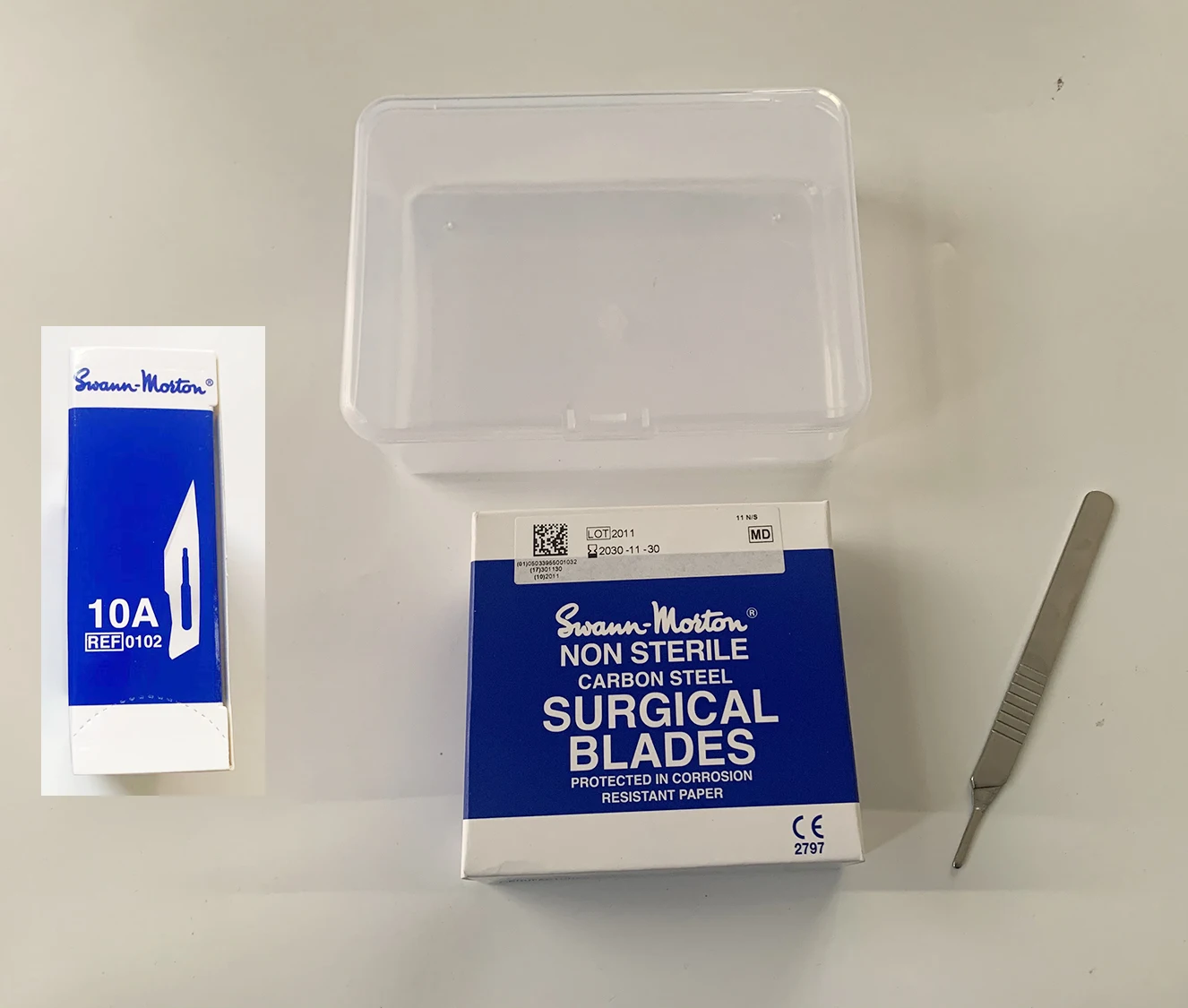 

10A Swann Morton Non-Sterile Carton Steel Surgical Blade 100PCS with 3# Normal Surgical Handle Container Box