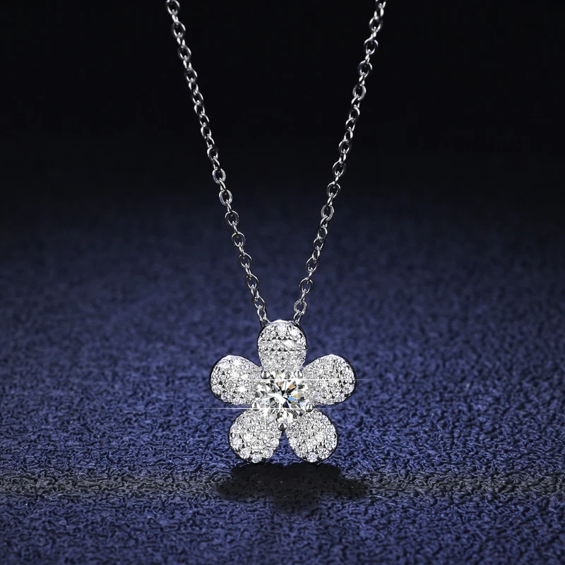 

925 Sterling Silver Pendant 0.5 Carat Moissanite Necklace Women Fashion Flower Style New Wedding Jewelry Free Bone Chain