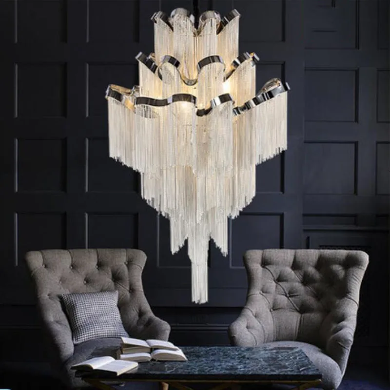 ثريا بسلسلة شرابة فاخرة ومبتكرة حديثة لغرفة المعيشة وتركيبات إضاءة معلقة على الدرج مع ستائر أنيقة