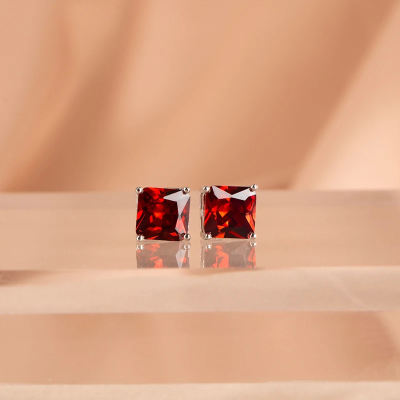 Женские серьги-гвоздики из серебра с драгоценными камнями 7 х7 мм