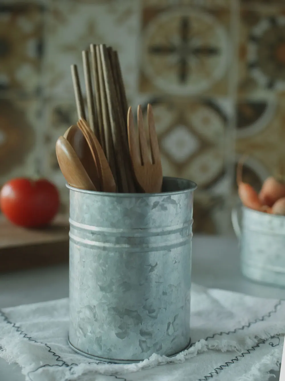 Vecchio secchio di ferro zincato floreale secchio di fiori retrò conservazione Desktop decorazione della casa cibo fotografia puntelli