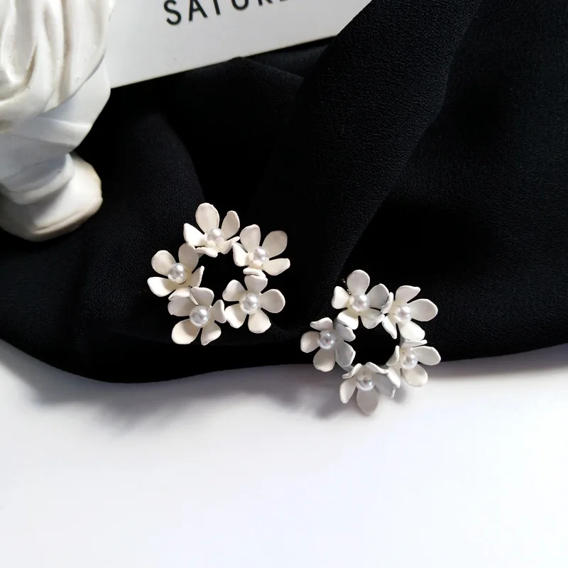 Korean Small Flower Circle Clip Earrings for Women No Pierced Ears Sweet White Flower Pearl Clip on Earrings Without Piercing
