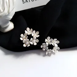 Korean Small Flower Circle Clip Earrings for Women No Pierced Ears Sweet White Flower Pearl Clip on Earrings Without Piercing
