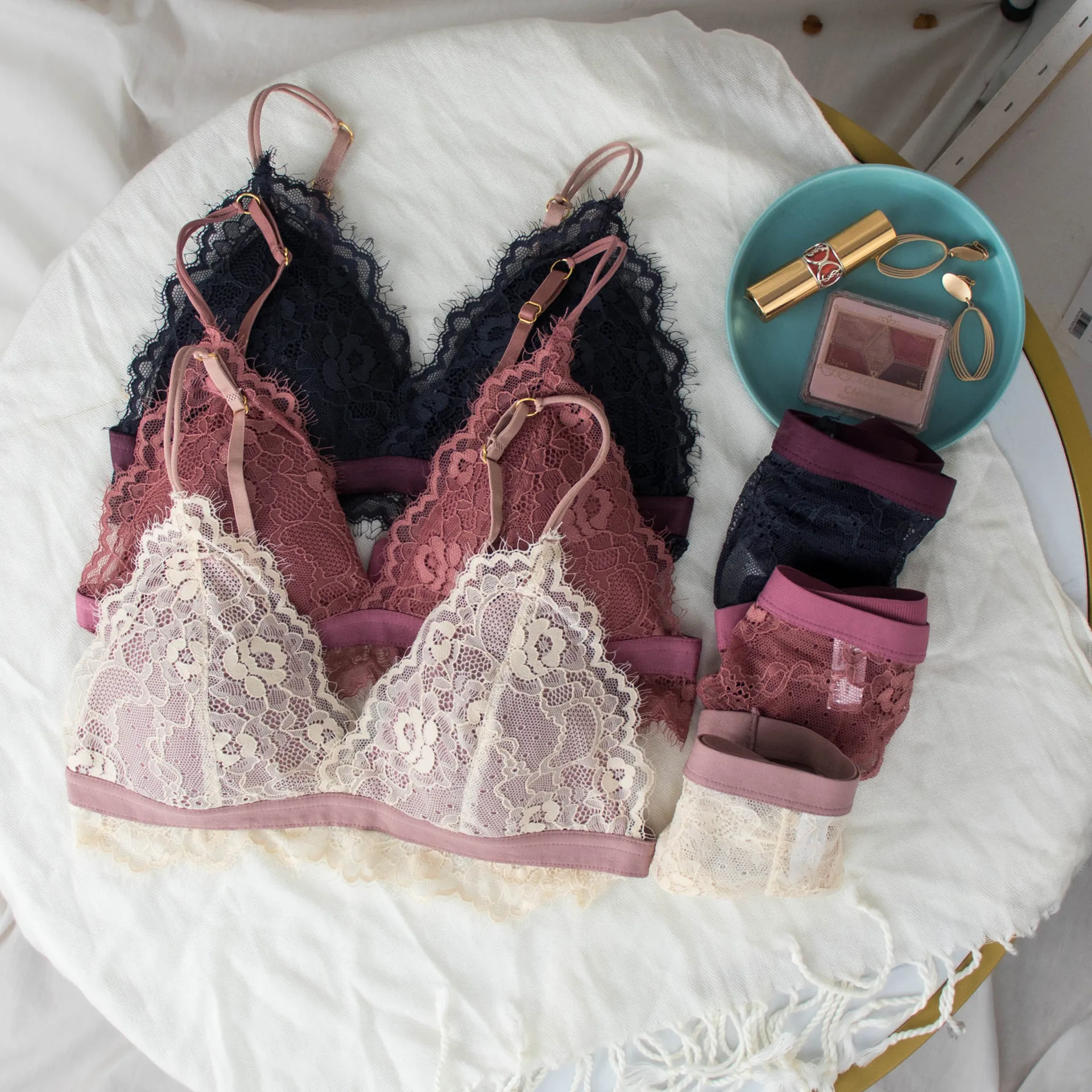 Ultra Thin Sexy Charming Low Cut French Style Triangle Lace Bras Cozy Breathable Seamless Lingerie Wire Free Push Up Brassiere