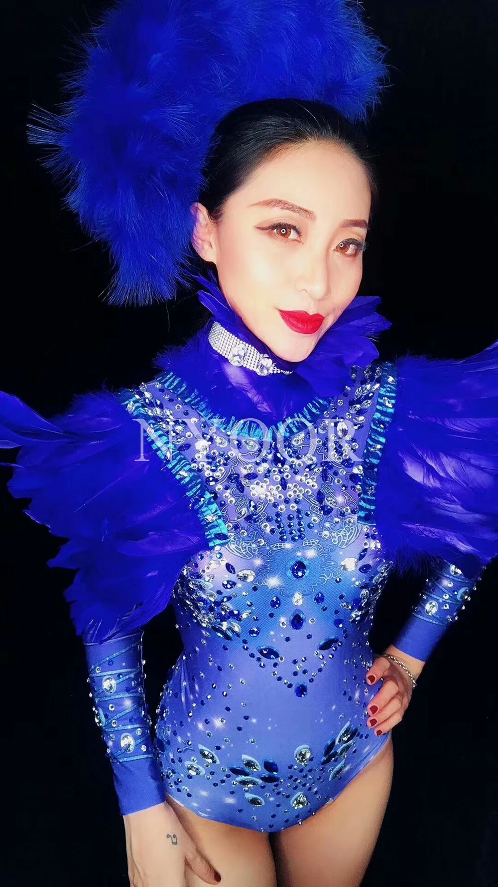 Blue Feather Rhinestones บอดี้สูทถุงน่องเซ็กซี่ไนท์คลับบาร์ Lady นักร้องเวทีแสดงชุดพรรคเครื่องแต่งกายเต้นรำ