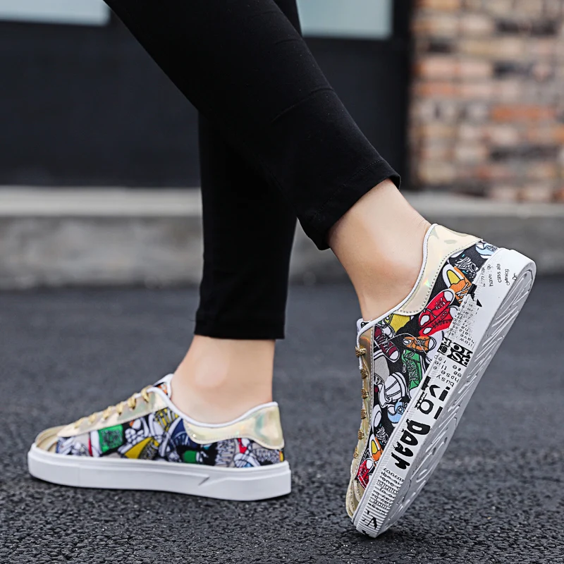 KLYWOO Graffiti Unisex Gold Sneakers For Men Hip Hop Casual Mens Shoes Tennis Big Size46 Men Sports Running Shoes Travel Shoes