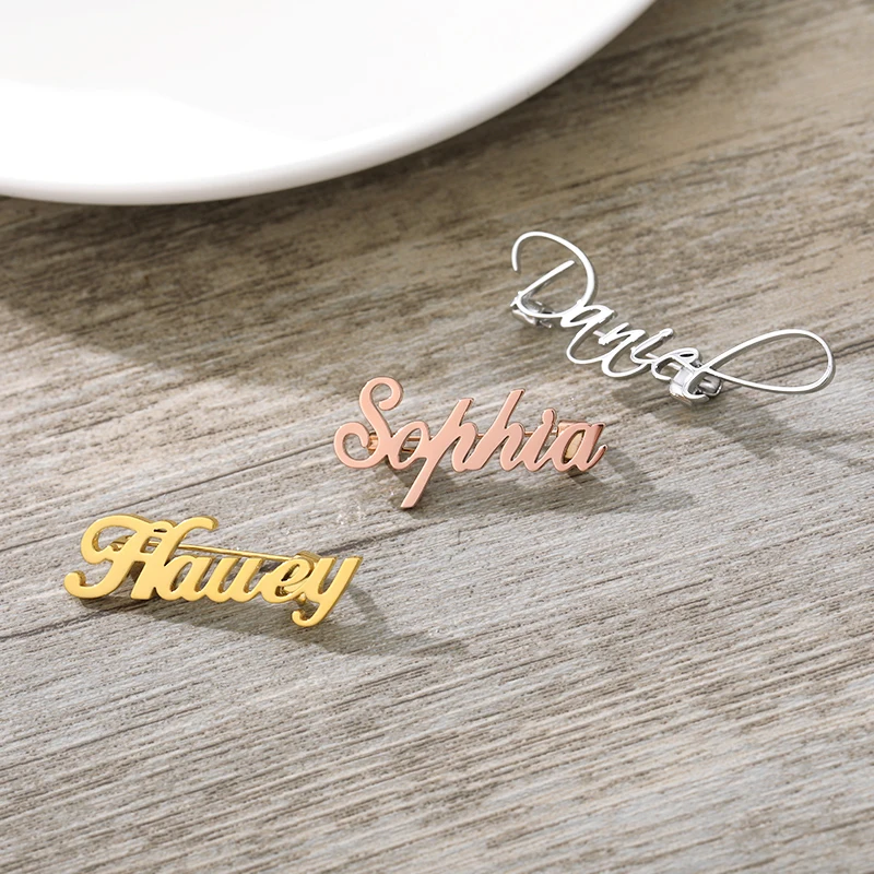 Aço inoxidável Custom Name Broches, personalizado Data Lapel Pin, Jóias de casamento para mulheres e homens, acessórios elegantes, presente de