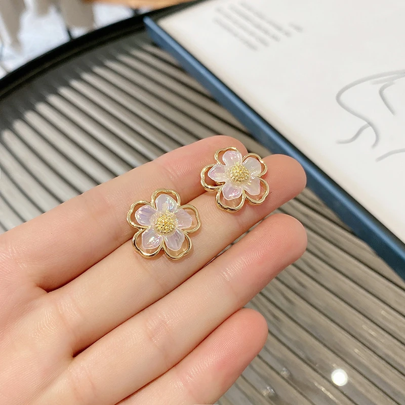 2021 Summer Fairy Non-pierced Ear Clip Double-layer Hollow Shell Flower Clip on Earrings for Women Temperament Elegant Earrings