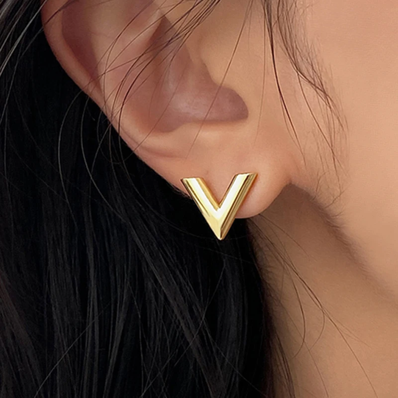 Pendientes pequeños clásicos chapados en 18 K de acero inoxidable con letras en V, aretes sexys de Reina para fiesta, joyería Trendsetter para mujer