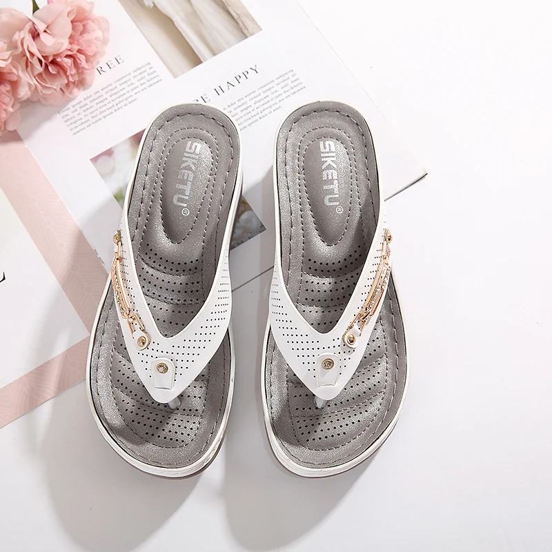 Summer new lightweight women's sandals slope with metal decoration casual women's slippers non-slip ladies beach flip-flops
