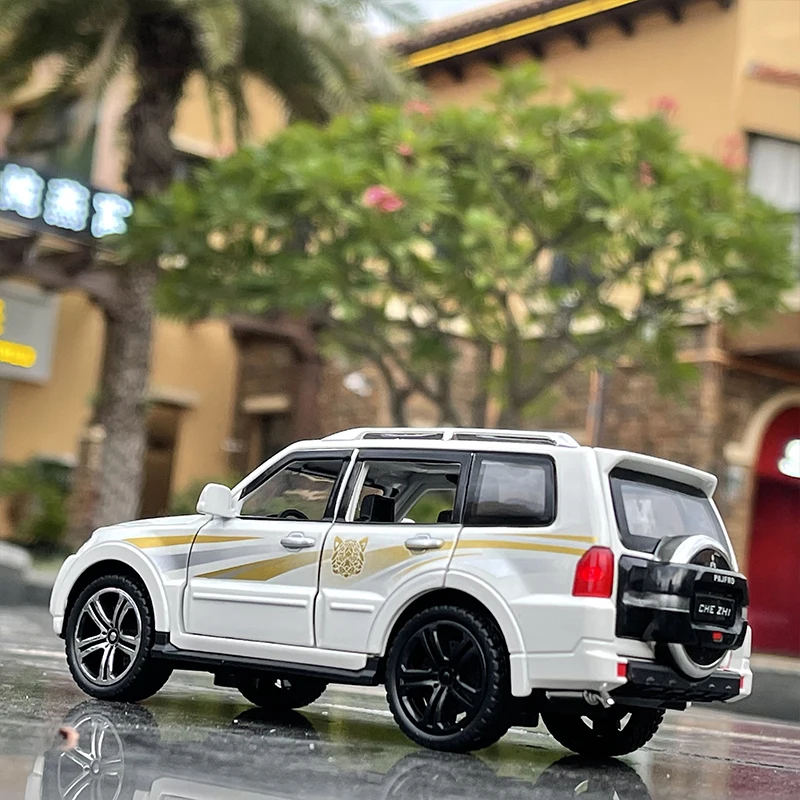 1:32 Mitsubishis PAJERO SUV Alloy Car Model Diecast Metal Toy Off-road Vehicles Car Model High Simulation Sound Light Kids Gifts