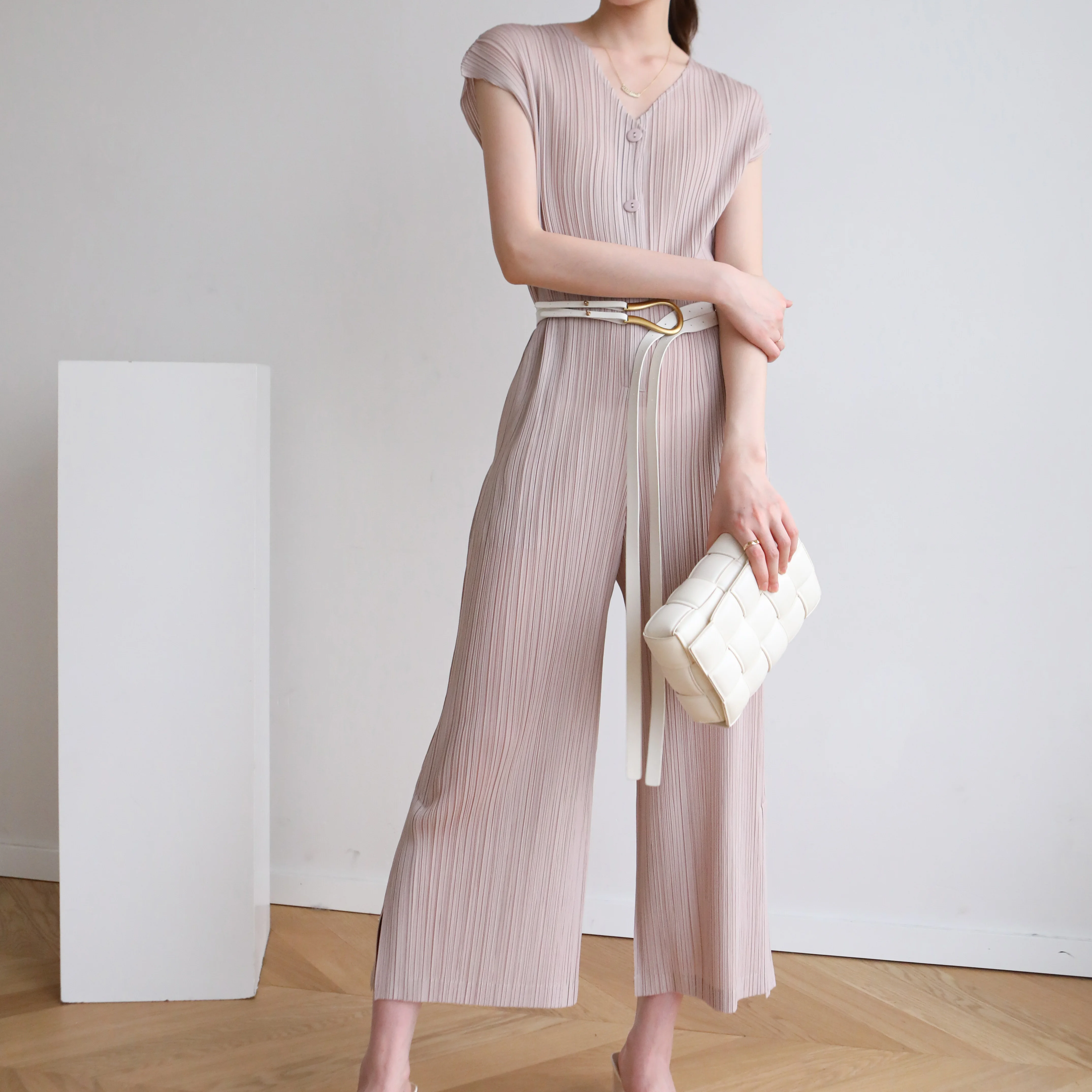 The manufacturer directly supplies summer style Miyake pleated light luxury V-collar western-style large size slim slim jumpsuit