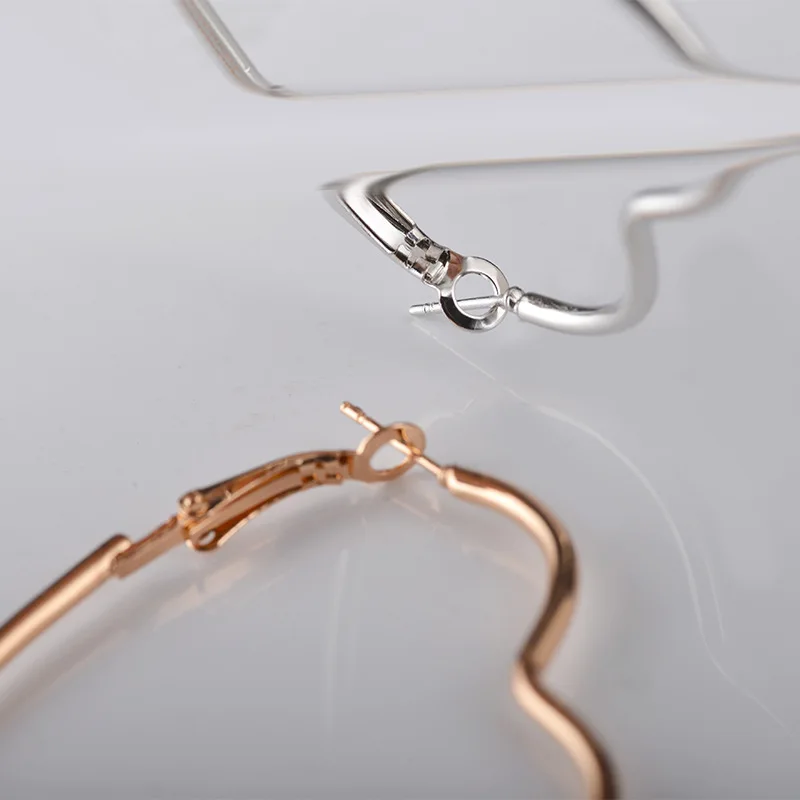 Exaggerated Charm Heart Cutout Earrings Sweet Temperament Gold Line Love Fashion Earrings Women And Girls Wholesale