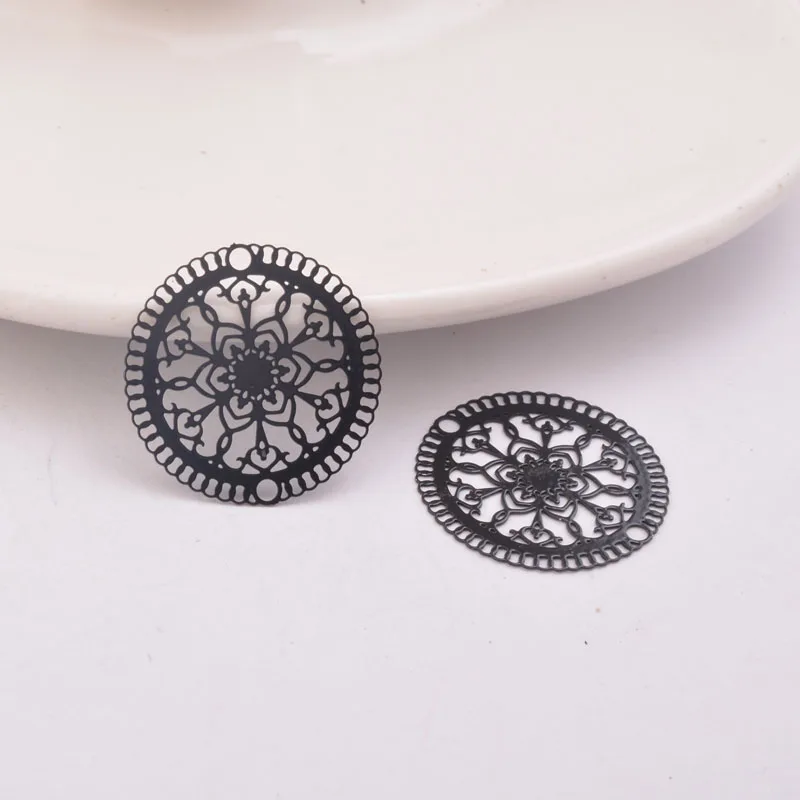 50 Stück AB4293 23mm Lasergeschnittene Runde Anhänger aus Messing mit Doppelloch und Filigran-Design für Ohrringe – Detail 11