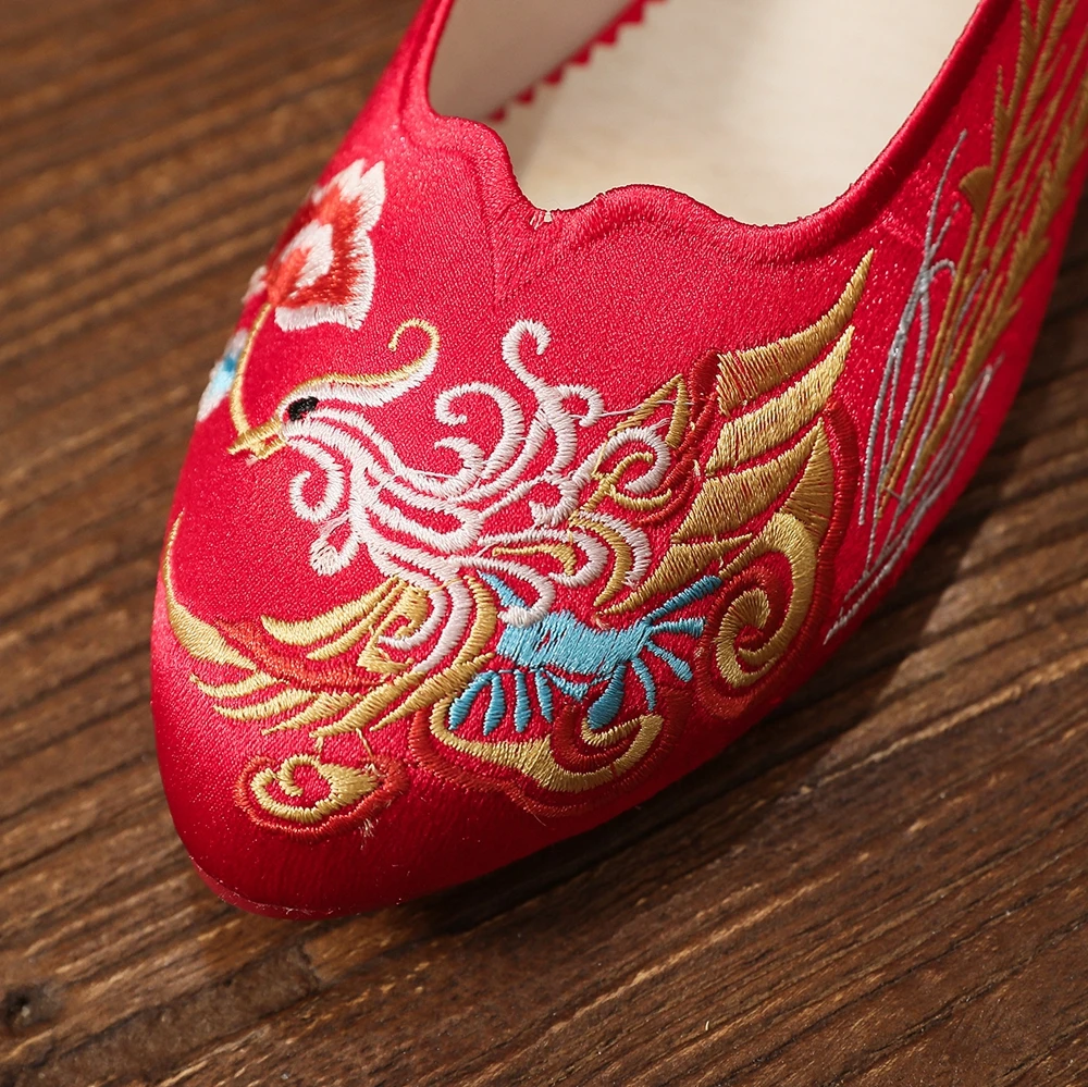 Veowalk Vintage Chinese Style Women Silk Embroidered Red Wedding Shoes High End Elegant Ladies Comfortable Bridal Flat Shoes