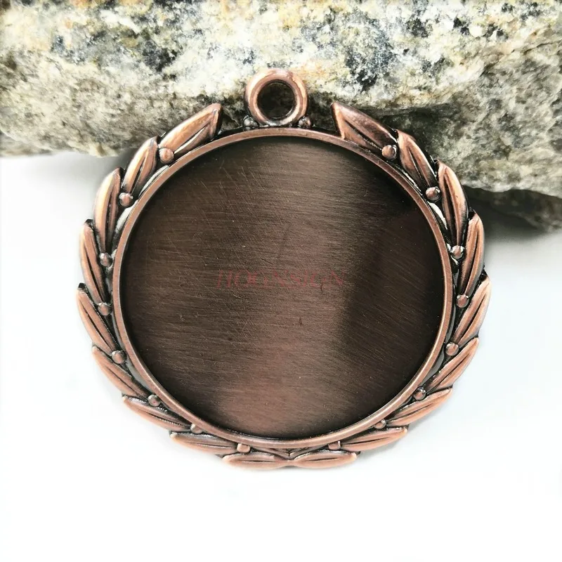 Trzy lekkoatletyczne bieganie maraton wyścigi medal klub triathlonowy szkoła fabryka aktywność medal sportowy 2021