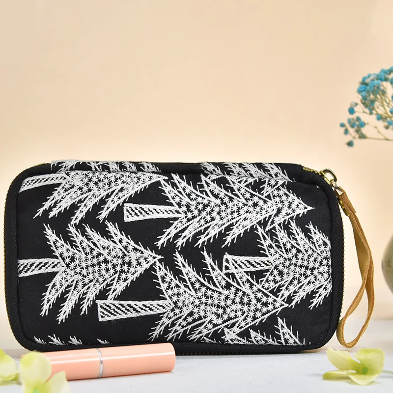 Three-dimensional embroidery fabric DIY black bottom cotton linen pine forest pattern pillow fabric Japanese style fresh wind