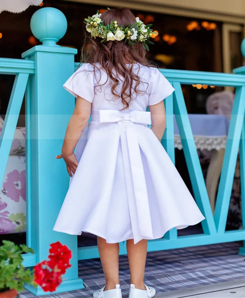 Classic White Satin Bloem Meisje Jurk Korte Mouw Kleine Prinses Verjaardagsfeestje Gown Kids Doek Kerst Nieuwe Jaar