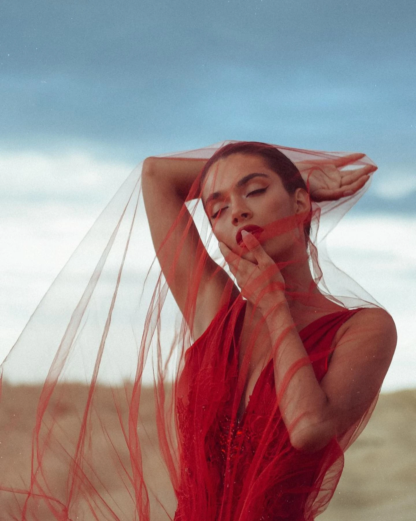 Nova chegada vermelho encantador elegante vestidos de baile longo fofo plissado em camadas tule vestido de baile feminino vestidos de festa à noite feito sob encomenda