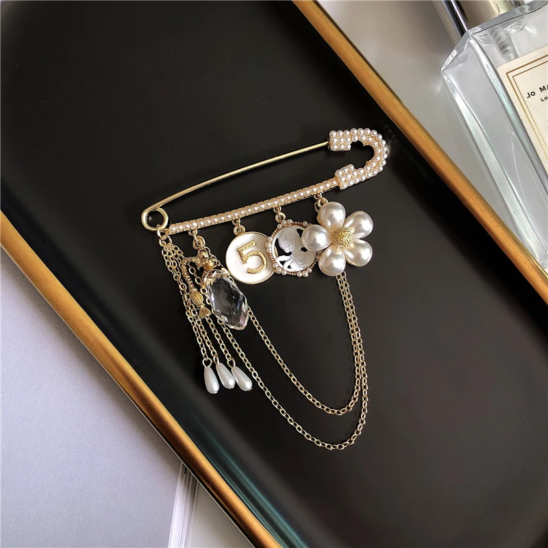 

Retro Vintage Small Fragrance 5 Word Badge Tassel chain Brooch Water Fur Fabric Coat Flower Pearl Pin Female Brooches