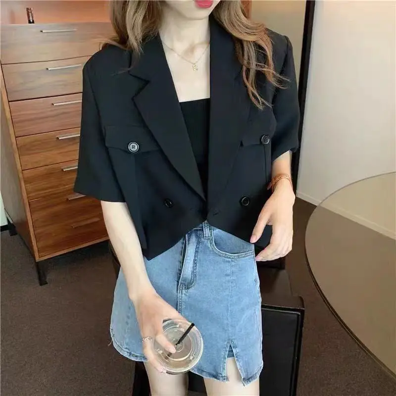 Blazer Wanita Musim Panas Putih Kasual Fashion Lembut Jas Berlekuk Modern Atasan Potong Lengan Pendek Chic Wanita Pakaian Kerja Cocok untuk Semua