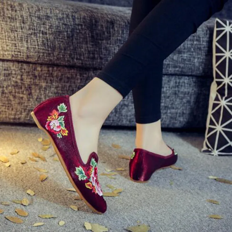 Autumn Women Pointed Toe Loafers Floral Embroider Ladies Flats Slip-On Ethnic Walking Shoes Canvas Woman Moccasins Dress Shoe