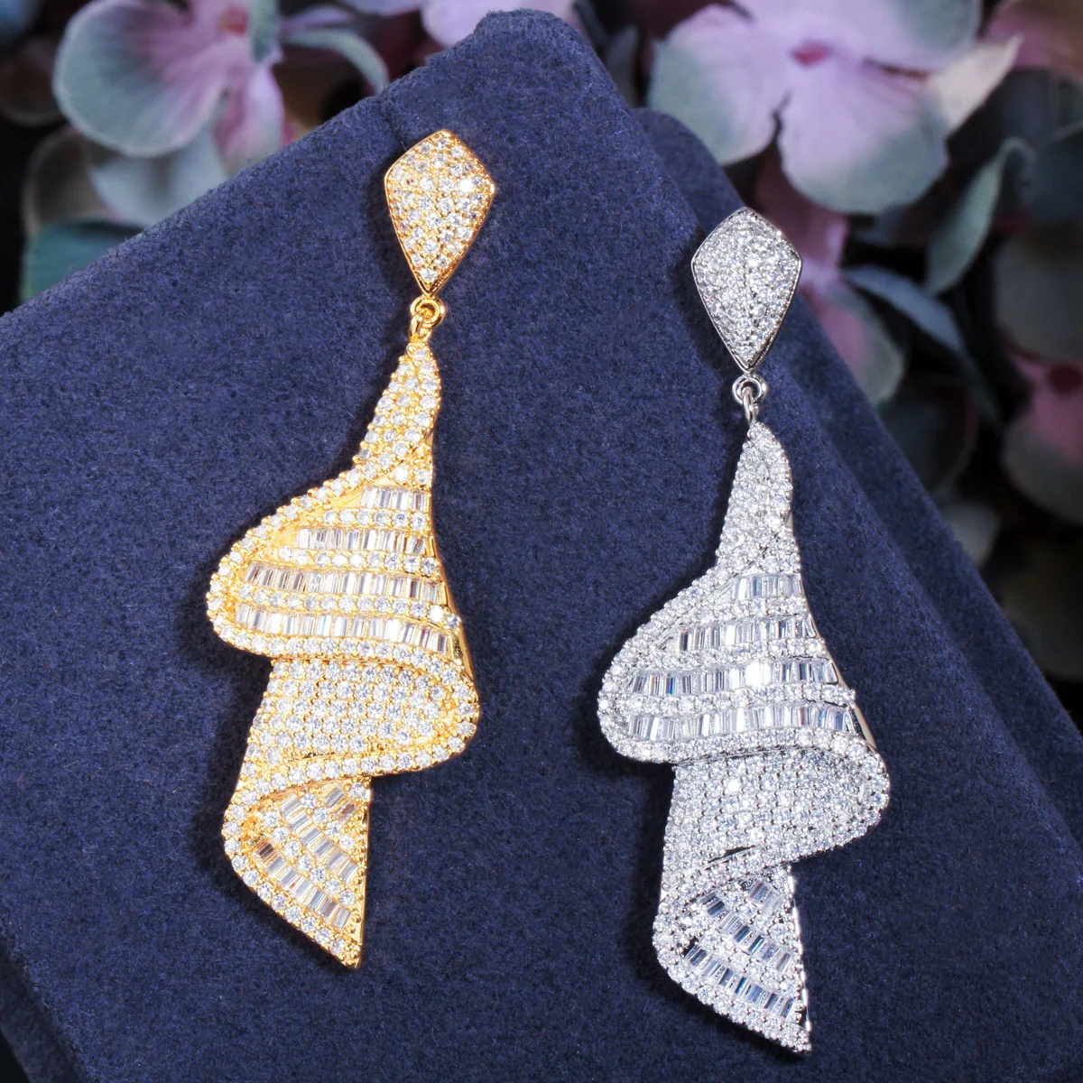 CWWZircons Geometrische Funkelnden Phantasie Weiß Zirkonia Big Lange Tropfen Ohrringe für Frauen Dubai Gold Farbe Braut Schmuck CZ803 – Detail 6
