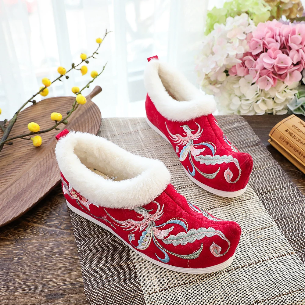 Veowalk Winter Women Warm Flat Shoes with Short Plush Lining Low Top Nose Toe Flower Embroidered Flats Ladies Soft Hanfu Shoes