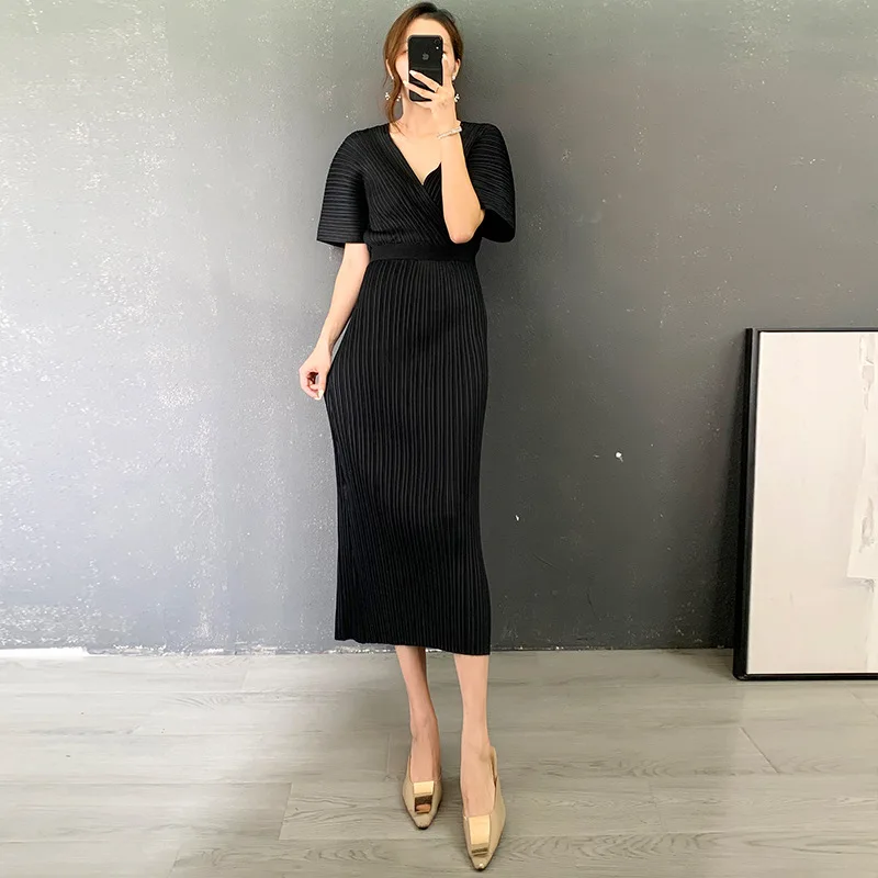 

2021 autumn new women's V-neck evening dress Miyak fold Hepburn style plus size waist slim black bag hip dress