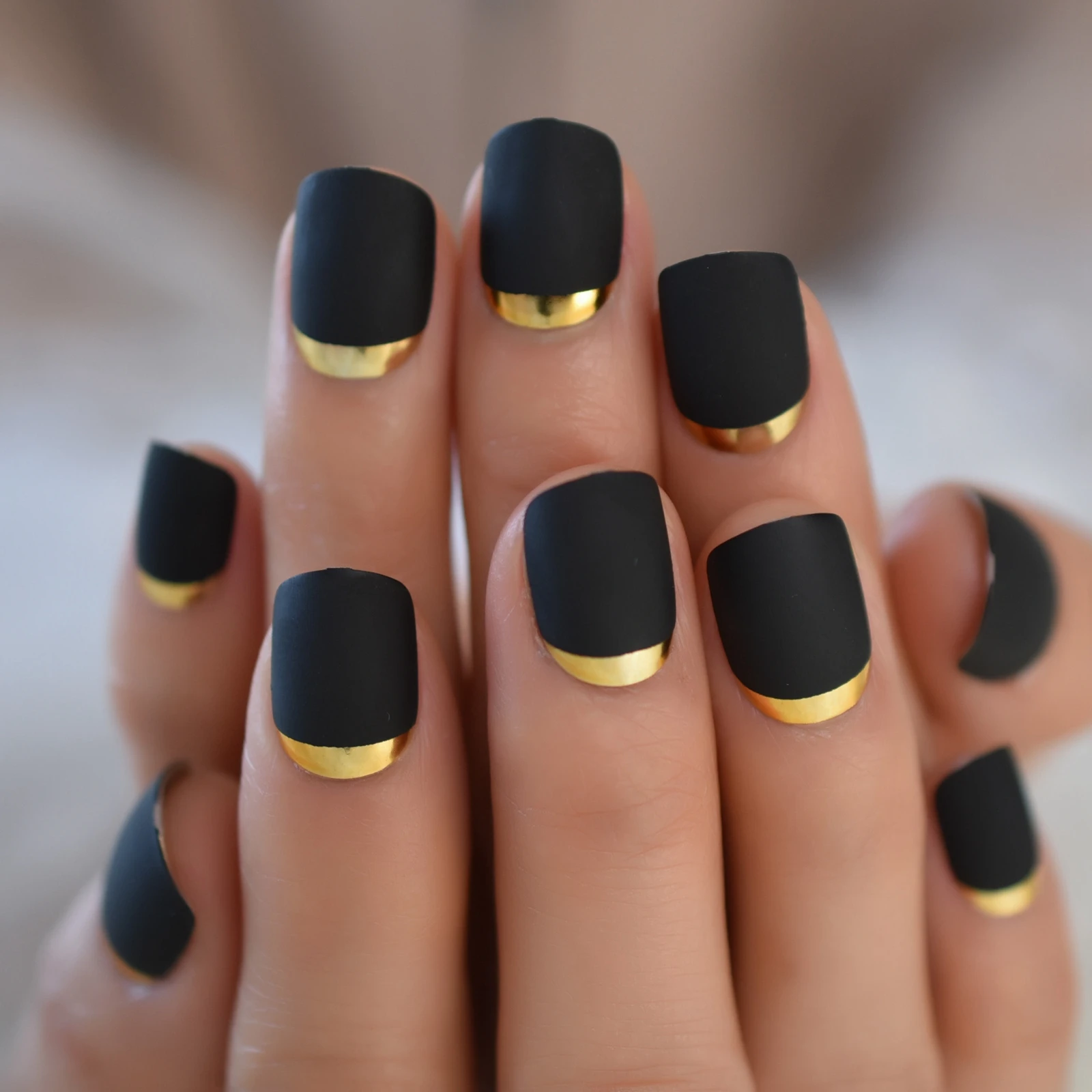 Cute Fake Nails Short With Designs Press On False Artificial Nails Matte Black Full Cover Acrylic Nail Tips Metallic Gold Hat