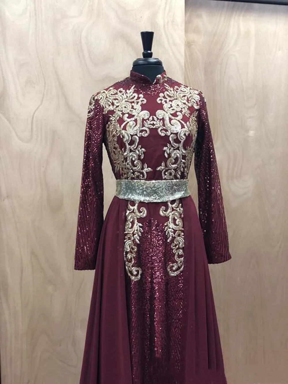 Luxury Burgundy Arabic  Gold Sequined Appliqued A-line Evening Dresses Vintage High Neck Long Sleeves Caftan Prom Dress