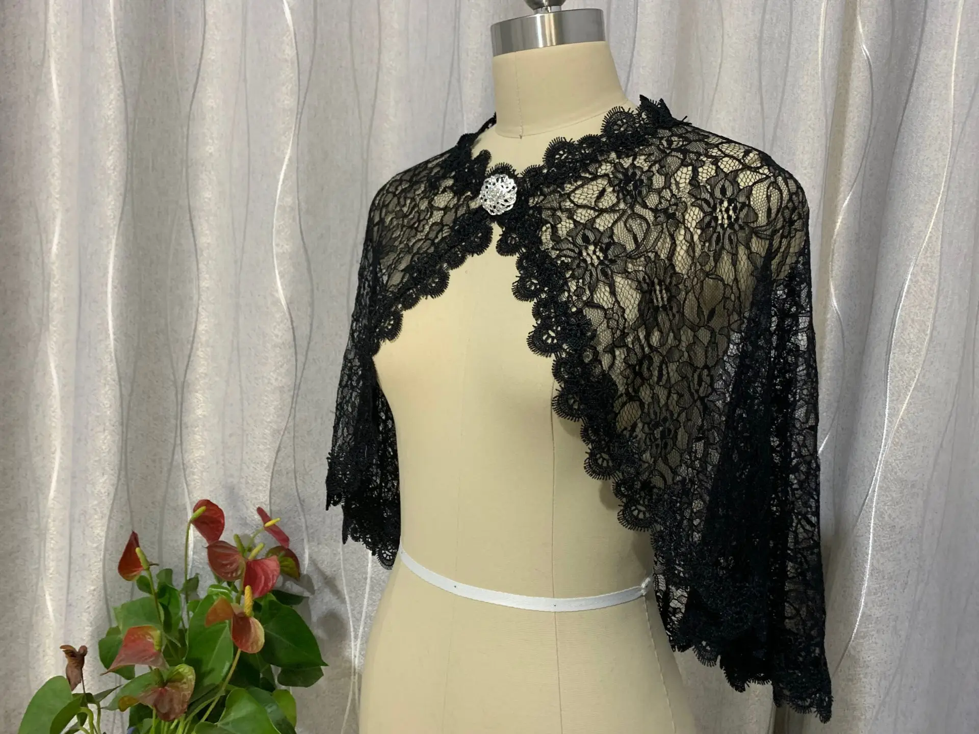 Czarne kobiety ślubna kwiecista koronka szal do opatulania się na balu Bolero wzrusza ramionami Bridal Cape czarny szal