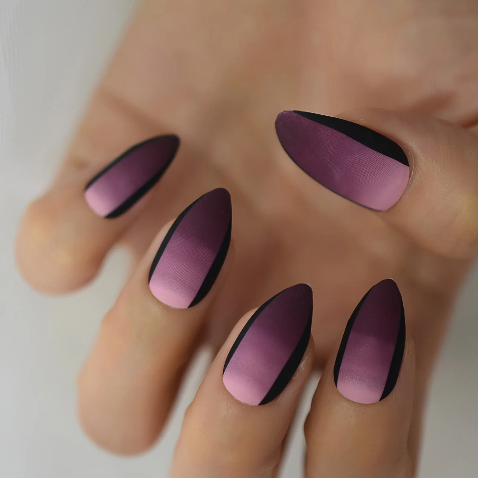 Kit de unhas falsas de acrílico roxo escuro, unhas falsas de amêndoa fosca, curto, afiada e desbotada