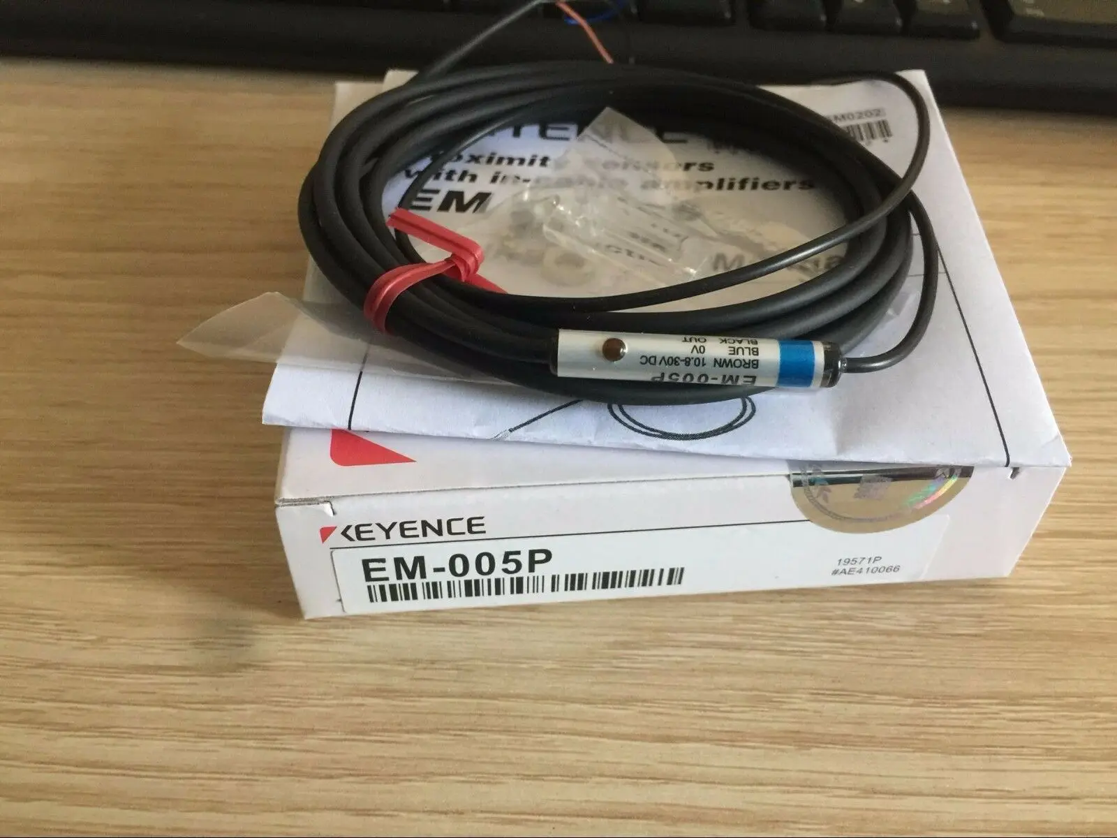 1 nouveau capteur de EM-005P Keyence dans la boîte