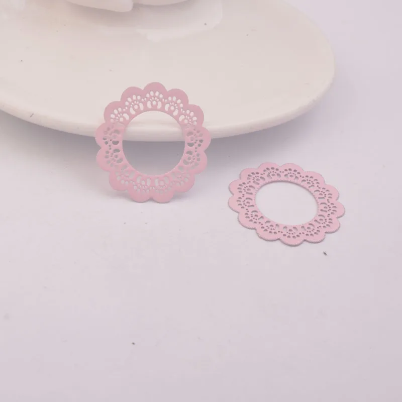 50 Stück AB1434 30mm Runde Blumenanhänger aus Messing, Filigran-Blumenanhänger, DIY-Schmuckzubehör für die Herstellung von Ohrringen – Detail 8