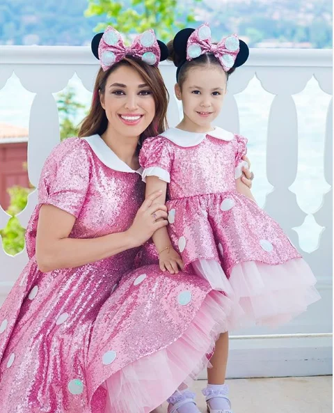 Vestidos de lantejoulas rosa manga curta para mãe e filha, até o joelho, festa de aniversário das meninas, roupas comemorativas