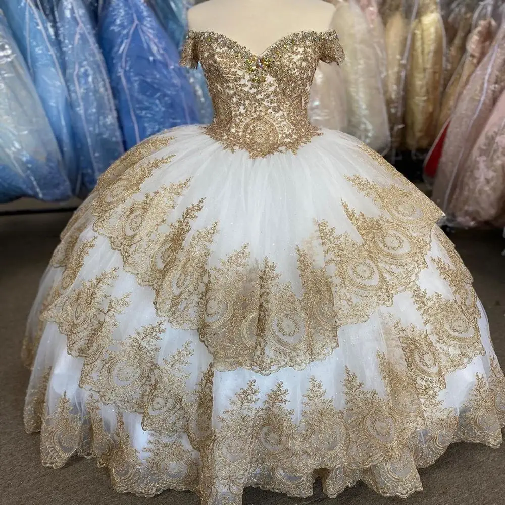 Złoty biały vestidos de 15 años 2020 suknia bufiasta koronkowa cekinowa sukienka na Quinceanera Off the Shoulder Sweet 15 warstwowa warstwa Lace Up