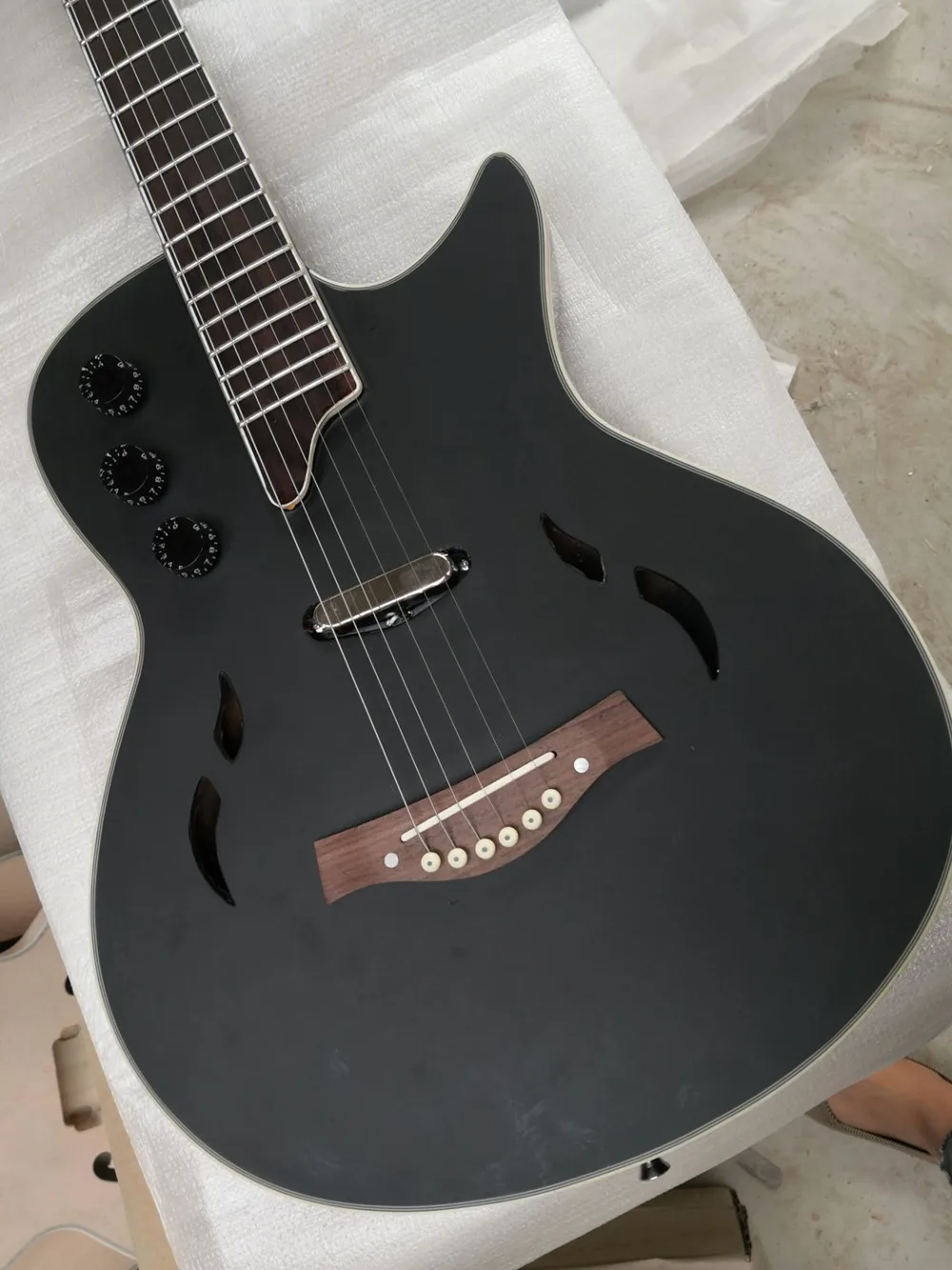 Factory Special custom Black Semi-hollow body Electric guitar,Rosewood fingerboard,Chrome hardware,Provide customized services