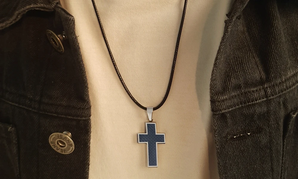 Kreuz Halskette Männer, Schwarz Carbon Faser Latin Kreuz Anhänger, Edelstahl Kanten Anhänger Gentleman Schmuck – Detail 5