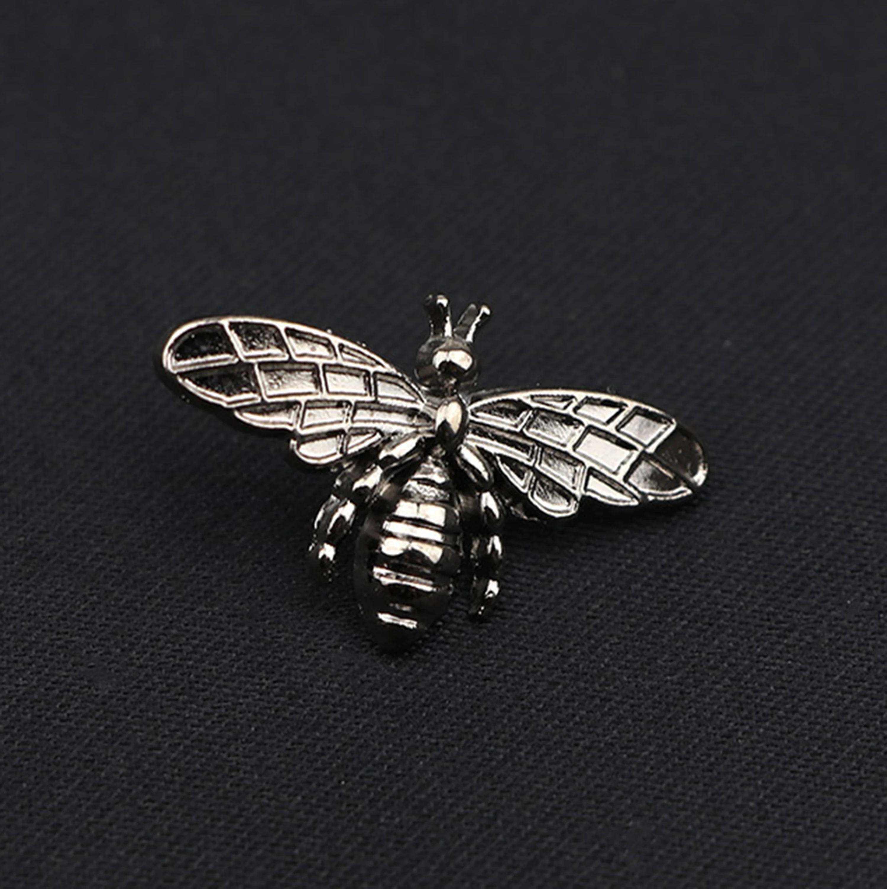 Fashion Men\'s Mini Brooches Chic Style Guitar Crown Boat Star Bee Advanced Lapel Pin Suit Shirt Collar Shawl Tuxedo Accessory