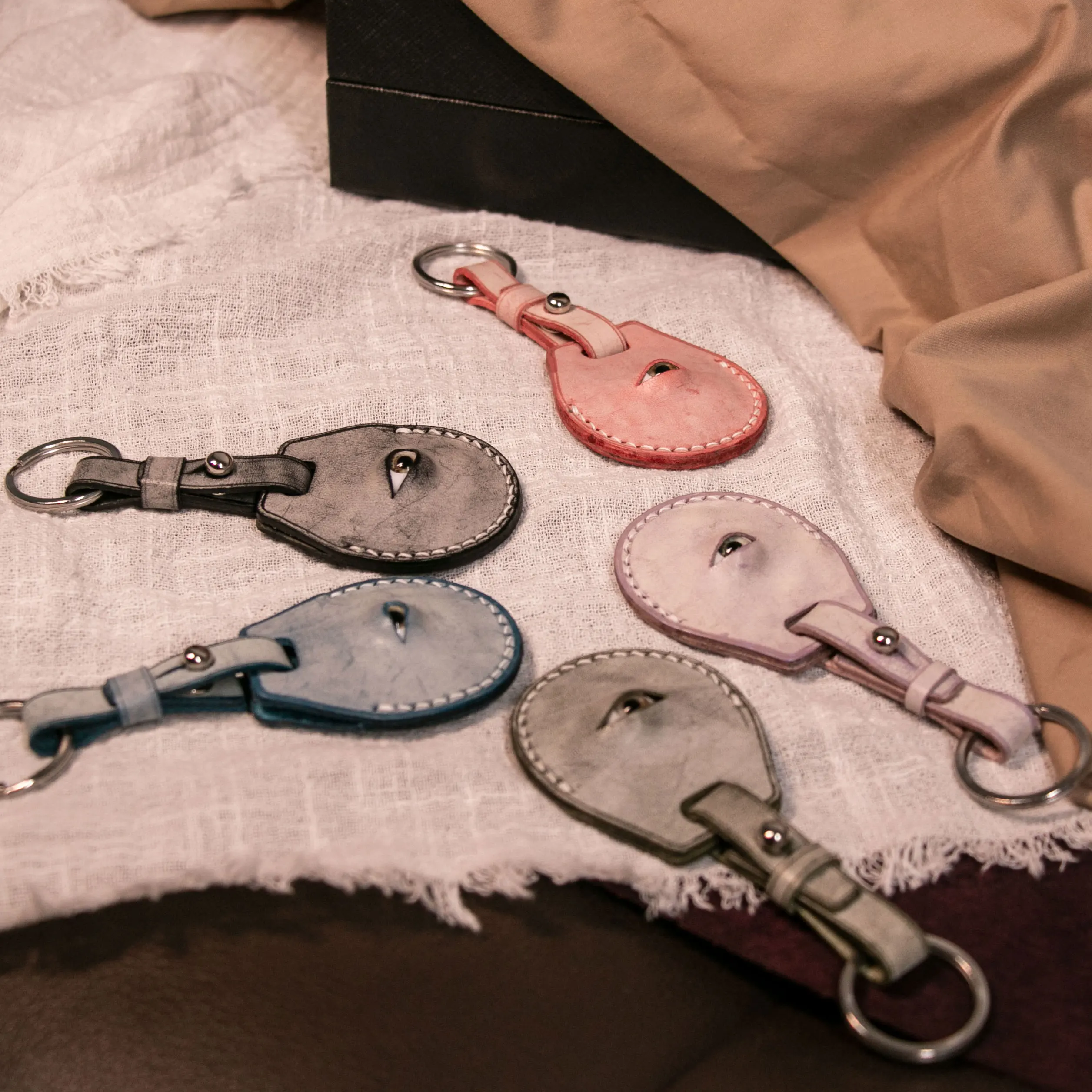 حافظة واقية من الجلد لغطاء مفتاح AirTag مع سلسلة المفاتيح لابل Airtags قذيفة سلسلة مفاتيح جلدية مضحكة