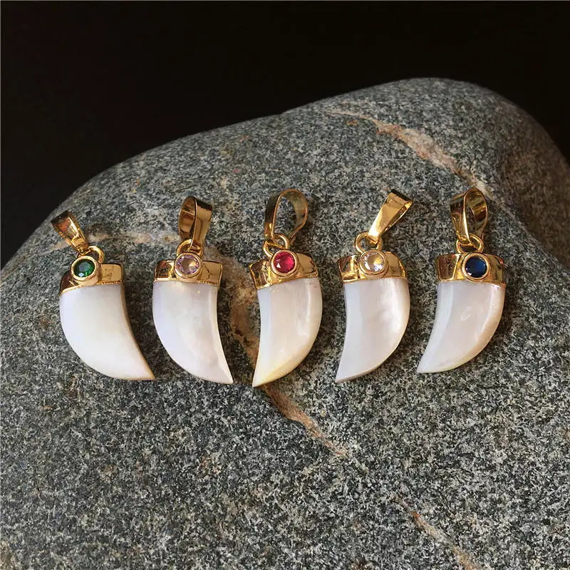 

FUWO Wholesale Natural Shell Pendant With Zircon Charm,Golden Plated Small Horns Shape Jewelry Accessories 5Pcs/Lot PD603