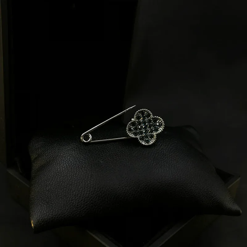 Four Leaf Clover Retro Brooch Luxury Sparkling Rhinestone Pin Elegant Coat Sweater Shawl Fashion Women Jewelry Accessories Gift