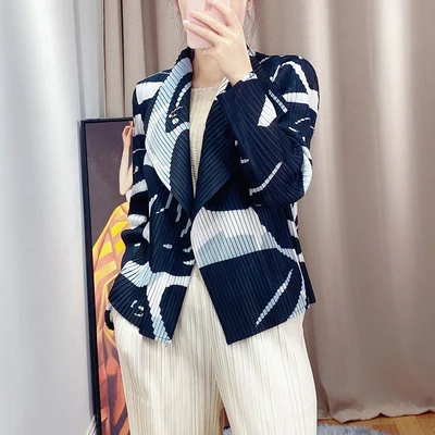 HOT SELLING  Fashionable joker fold long sleeves geometry print coat  turndown collar Cardigan coat  IN STOCK