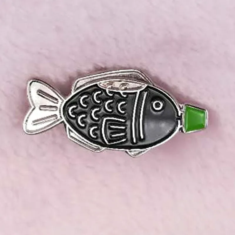 Alfiler de esmalte de pescado y salsa de soja para sushi, abanico de comida japonesa, regalo perfecto