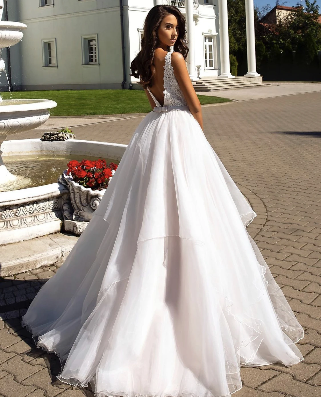 Wedding Dress A-Line V-Neck Tank Lace Appliques Sequined Beads Backless Bow Sashes Floor Length Sweep Train Bride Gown New